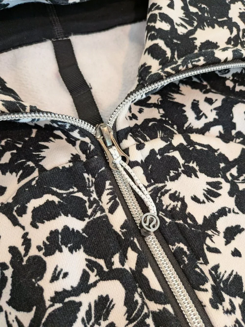 ⭐ Lululemon Scuba Hoodie III - Fleur Sombre - Black & White - Size 4